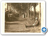 L’allée sur une photo ancienne (gentillesse de Mr Pierre Sève).
A bevezető út egy régi fényképen (Sève Pierre Úr szívességéből).